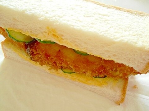 白身魚のフライでサンドイッチ